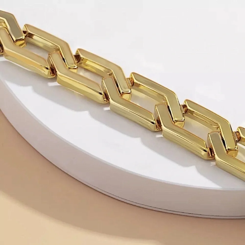⚜️𝟯𝟬%𝗢𝗙𝗙 𝗯𝘂𝗻𝗱𝗹𝗲𝘀 𝟯+⚜️ NEW Big Link Geometric Gold Choker - Picture 4 of 10